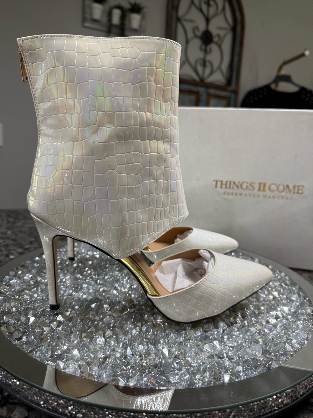 Things II come jelyn luxurious iridescent white heeled ankle booties NEW 8.5